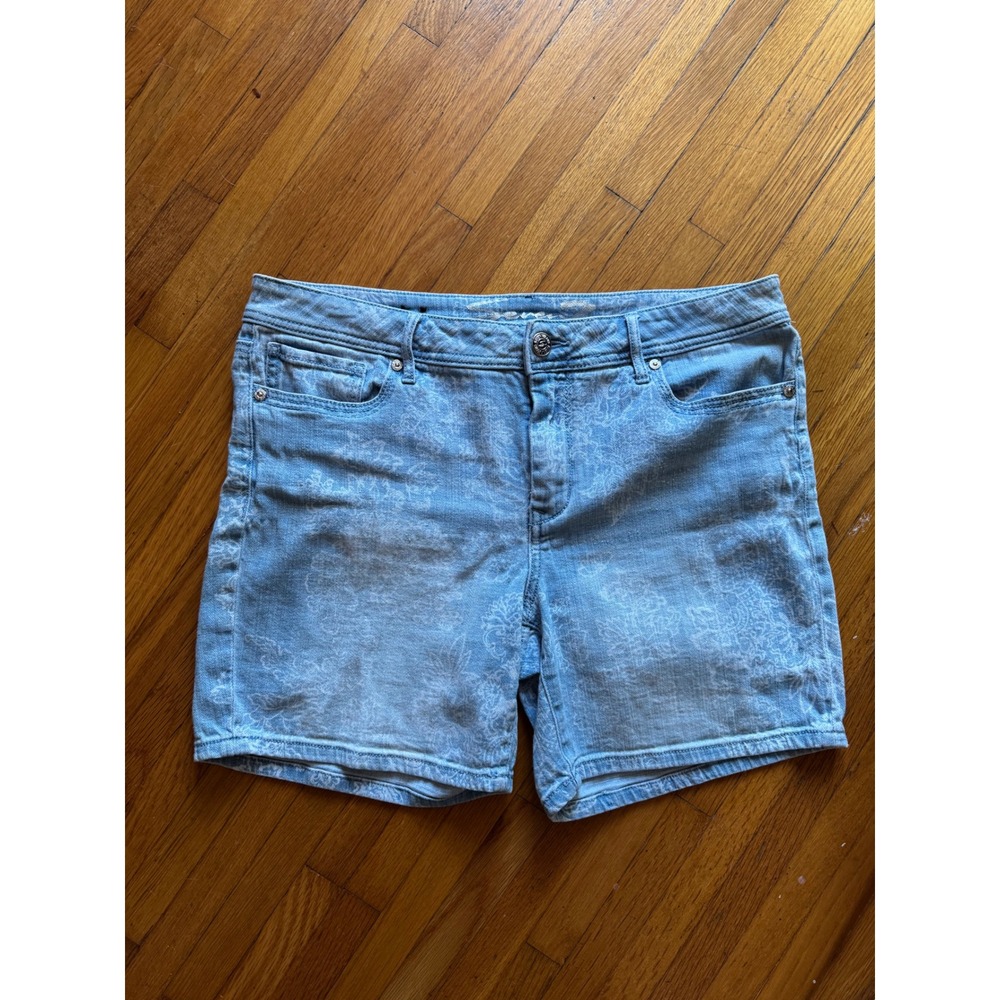Seven 7 light-wash denim shorts with a subtle floral pattern‎